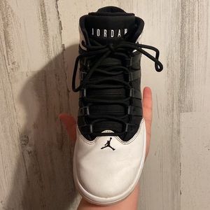 They are a pair of Jordan 10s size 6y